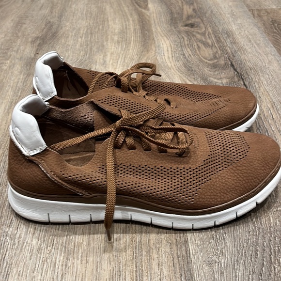 Men’s Vionic Brown Lace Up Shoes - pristine condition - Picture 3 of 7